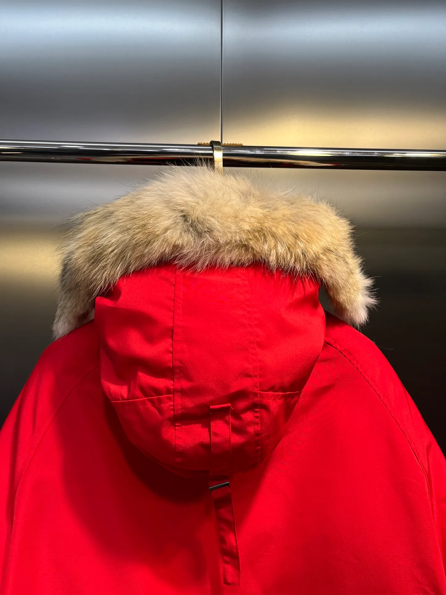 P780 high-end version (new version of Big Goose 01) Canada Goose Canada Goose #Chilliwack 7999M bomber jacket short down jacket/01 model #Men and Women Same Style# ➖ Genuine synchronous anti-counterfeiting chip sensor! ➖ Imported 21S polyester-cotton blended original fabric [last year’s 16S/18S hard fabrics have been completely eliminated, this year all use 21S genuine synchronous fabrics, the soft mid-strap feels delicate and textured], genuine synchronous Feather-Light 10D waterproof coating fabric, made of 84.5 polyester fiber and 15.5 cotton, 100% the best feel in the entire network! ➖ The genuine official website is synchronized with the national standard 80 white duck down, you can check the official website customer service, there will never be a series of misleading claims such as 90 down or goose down! ➖ Using the best nylon lining with double double-layer sealing design, velvet-proof No. 7 needle + grid-filled down ready-made garments, there is 100% no so-called velvet running! ➖ The cuffs are designed with thickened seamless threads, and the collar and pockets are lined with top-quality polar fleece to keep you warm and comfortable! ➖ Yoshida YKK provides original factory-customized electroplated sliders. YKK two-way lockable zippers are tight and smooth and do not peel off paint! ➖ 3M composite guarantees that the Velcro is the same as the original, durable, and all accessories and hardware are custom-made! ➖ Imported BEHRINGER embroidery machine to customize the 10,000-needle embroidery logo, 98% of which can be reproduced to restore the original logo. You can check and compare on the official website! ➖ The fur collars are all made of large pieces of Western Canadian blue wolf hide, ensuring that each fur collar is 13-15cm wide!   Size:XS-XXL